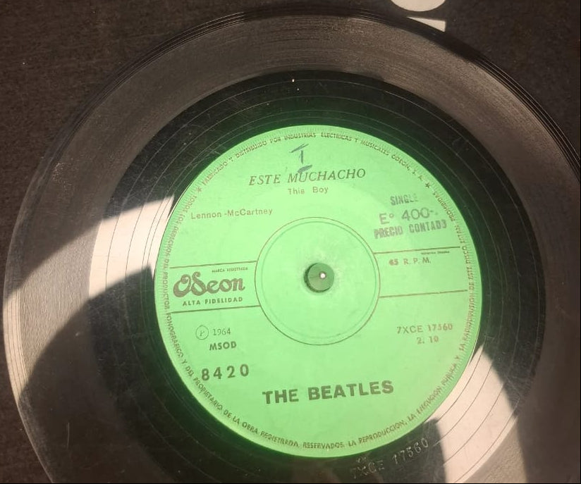 The Beatles – Quiero Tomar Tu Mano / Este Muchacho (I Want to Hold Your Hand / This Boy) – Vinilo 7" 45 RPM VG+/VG MSOD 8719 Edición Chilena 1964 Odeon