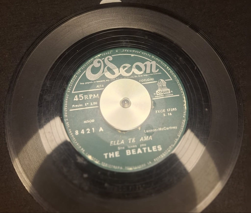 The Beatles – Ella Te Ama / Serás Mía (She Loves You / I'll Get You) – VG+/VG+ MSOD 8421 Vinilo 7" 45rpm Edición Chilena 1964 Odeon
