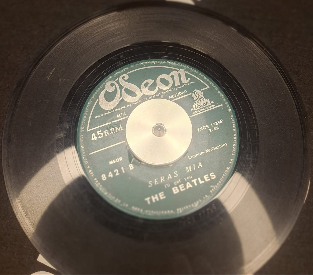 The Beatles – Ella Te Ama / Serás Mía (She Loves You / I'll Get You) – VG+/VG+ MSOD 8421 Vinilo 7" 45rpm Edición Chilena 1964 Odeon